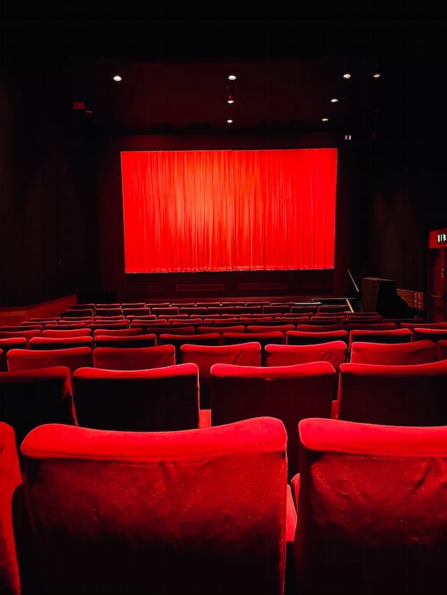 salle de théâtre avec rideau rouge