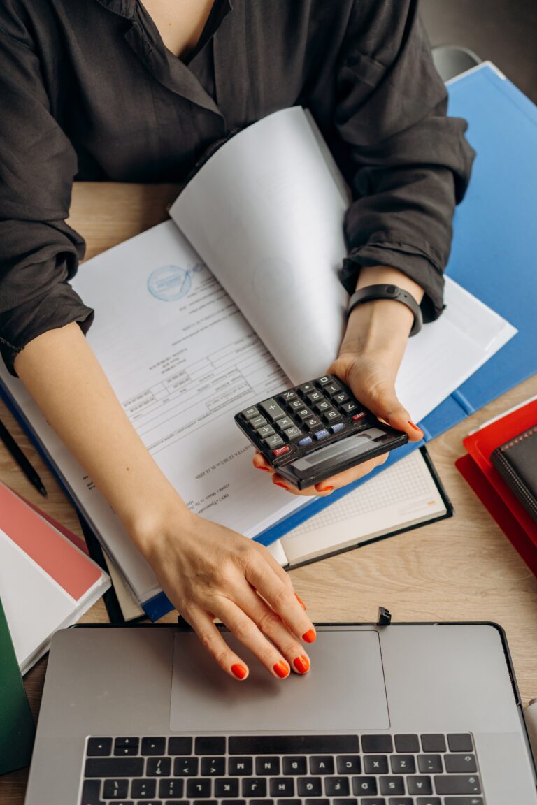 photo d'une personne qui s'occupe de la gestion administrative