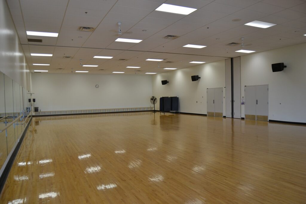 photo d'une grande salle de danse