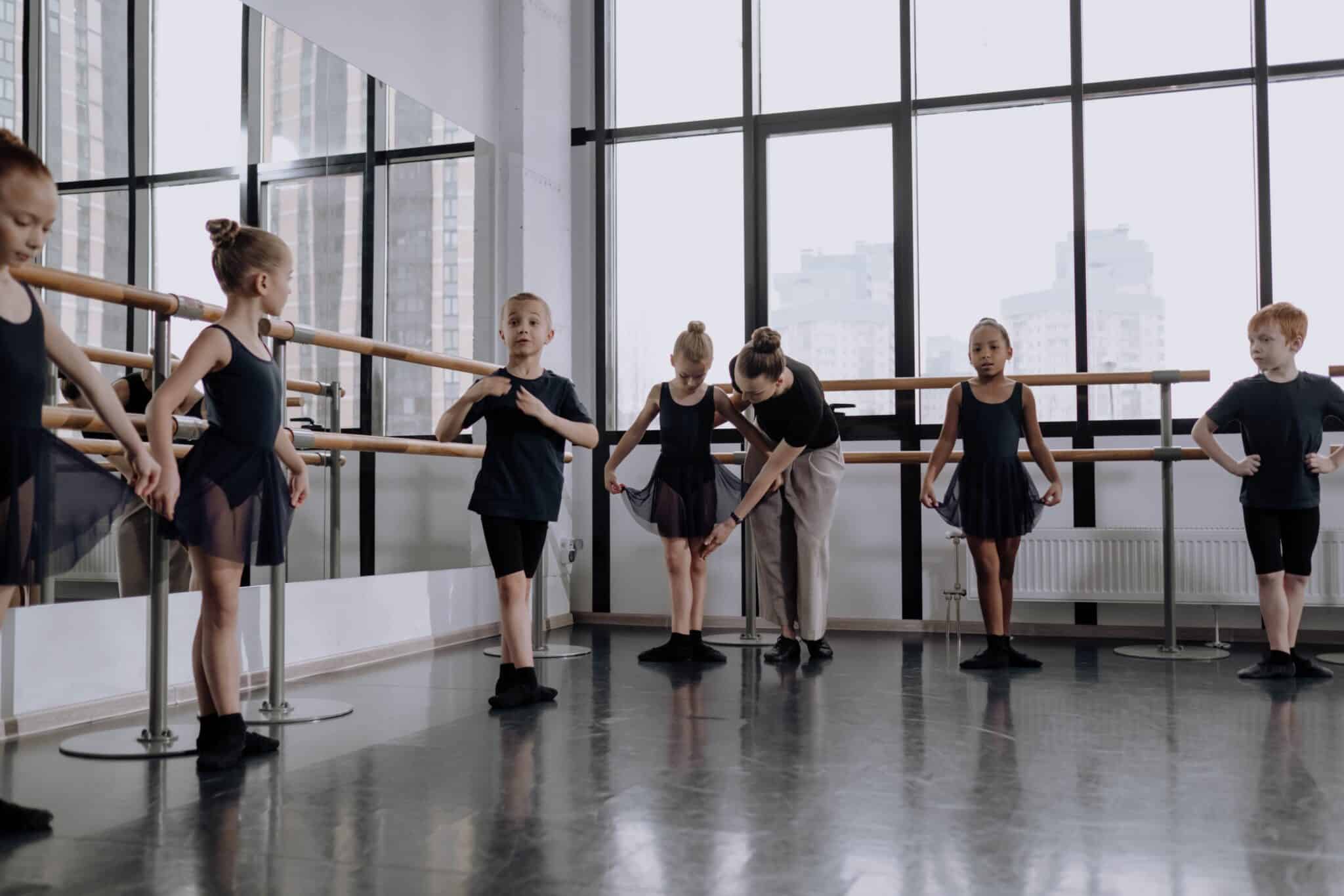 Photo d'un cours de danse classique avec des jeunes danseurs : Conseil pour ouvrir son école de danse