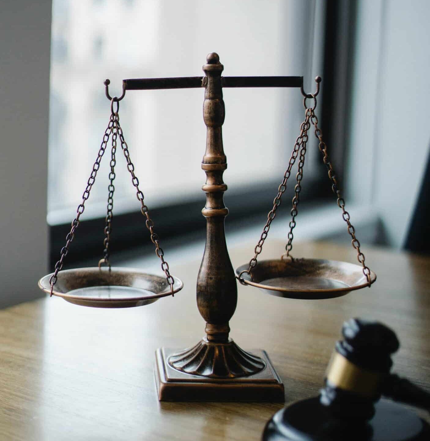 la balance et le marteau du juge : association loi 1901