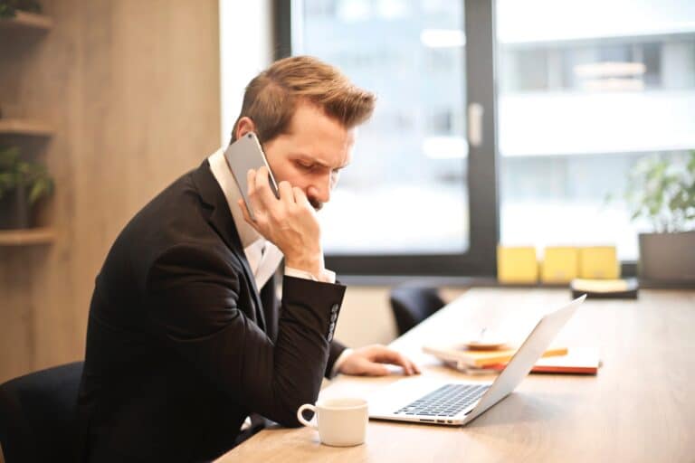 photo d'un directeur au téléphone pour faire le relance d'un impayé