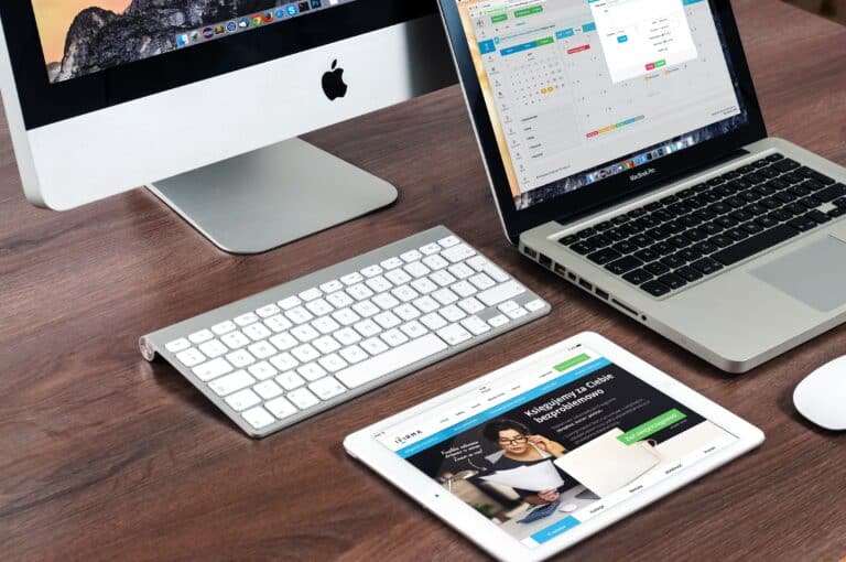 Un ordinateur fixe, un ordinateur portable et une tablette