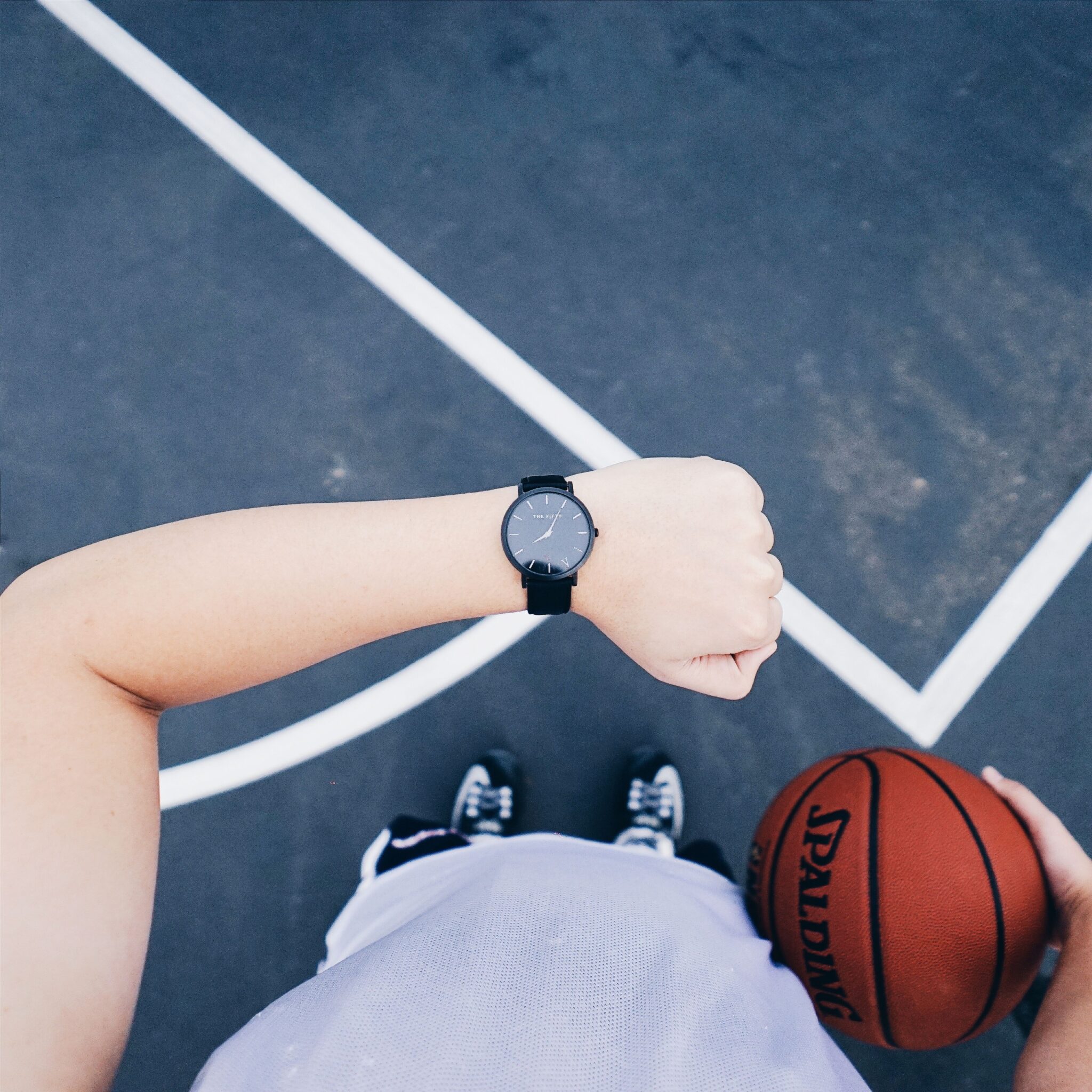 Une joueur de basket qui regarde l'heure sur sa montre
