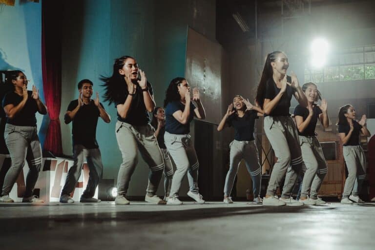 Groupe de jeunes danseurs à une répétition