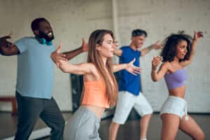 a quel age commencer la danse. Groupe de personne en cours de danse